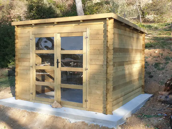 Abri de jardin en bois monté sur une dalle béton neuve