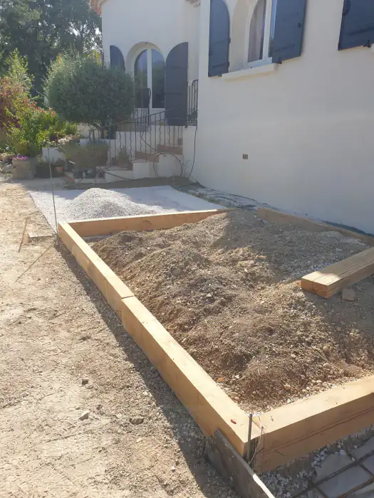 Coffrage en bois et sol préparé avant le coulage d’une dalle